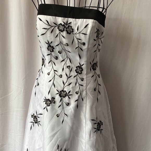 Modern Bride or Gala Glam | Elegant Black and White Ball Gown Sz 9/10  NWT - Picture 1 of 14